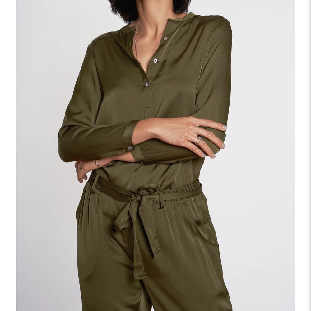 NWOT Nouvelle Silk95Five Montenegro Tunic in Olive from London. Size M